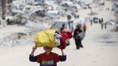 Palestinos abandonan sus hogares con sus pertenencias a cuestas tras las rdenes de evacuacin emitidas por el Ejrcito de Israel