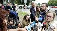 Los padres de Andrea, estos d�as delante del hospital compostelano