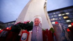 Altar improvisado en el exterior del hospital donde est ingresado el papa Francisco