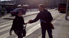 Carril reparte folletos contra la reforma laboral.
