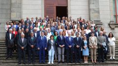 El presidente del Parlamento, Miguel Santalices, en primera fila junto a Alfonso Rueda, invit� a todos los asistentes la �ltima sesi�n del curso pol�tico a hacerse una foto de familia para conmemorar lo que consider�un d�a hist�rico� para Galicia y su c�mara parlamentaria.