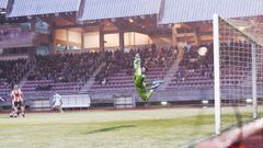 Momento en el que el bal�n, enviado por Armental, supera al portero del C�ltiga