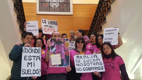 Trabajadoras y trabajadores del SAD, en el ltimo pleno del Ayuntamiento de Gijn, reivindican que se les pague el salario de noviembre