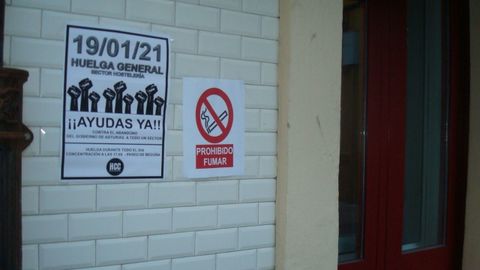 Un local cerrado en la ruta de los vinos de Gij�n con un cartel anunciando la huelga