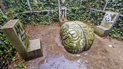 Vandalismo en la Obra �Una folie�, de Anne&Patrick Pirier, en la Illa de Covo o Illa de Esculturas, en Pontevedra 