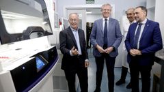 El presidente de la Xunta, Alfonso Rueda, y el conselleiro de Sanidade, Julio Garc�a Comesa�a, durante la visita a la Fundaci�n P�blica Galega de Medicina Xen�mica, dirigida por �ngel Carracedo.