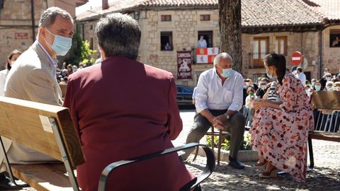 Los reyes, ayer en la localidad soriana de Vinuesa, donde conversaron con unos mayores elegidos por sorteo en el pueblo