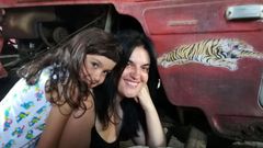Olga Novo, coa s�a filla xunto ao tractor do seu pai en Vilarmao