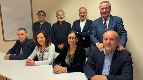 Sentados de izquierda a derecha: Henrique Xo�n Rodr�guez Pant�n, Rosa �lvarez Prada, Patricia V�rez Cotelo, Carlos Mato M�ndez.�Arriba, en el mismo orden: Javier Balado Amado, Jorge Rivera G�mez, Jos� Fern�ndez Insua y Jos� Mar�a Su�rez Quintanilla.