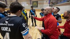 Ram�n Canalda da instrucciones a sus jugadores.