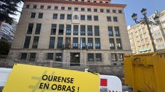 Edificio de la Audiencia Provincial de Ourense, que estos d�as tiene obras en su entrada principal