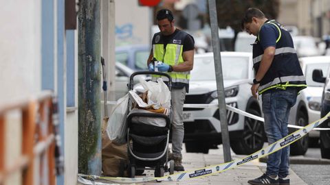 La policía investiga la escena del tiroteo en Rúa Primavera, en Lugo.
