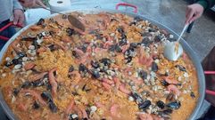 La paella gigante que se iba a comer en Viascn y que finalmente tuvo que degustarse en otra parroquia.