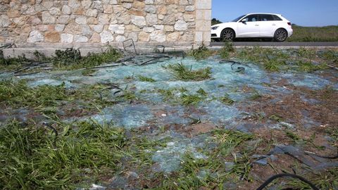 Un manto de cristales y restos de ventanas robadas apareci la semana pasada en Aguio.