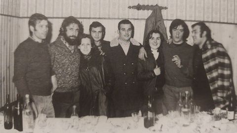 Mtica foto del Mundial en 1976, con Rafa Pillado, Manuel Amor, Pilar Moreno (nuera de Mourente), Manuel Fernndez (hijo de Mourente), Manuel Fernndez Mourente, Mari Carmen Fernndez (hija de Mourente), Riobo y El Asturiano.