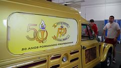 En el taller de carrocer�a, los alumnos trabajan en un coche conmemorativo del aniversario