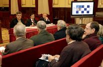<span lang= es-es >Nuevo dise�o de la p�gina corporativa</span>. El gobierno local mostr� a los representantes del Consello da Veci�anza el nuevo dise�o de la web del Concello de Ferrol a trav�s de una pantalla. La nueva p�gina juega con la bandera oficial de Ferrol, de cuadros blancos y azules, en su composici�n.