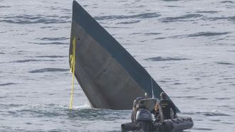 Imagen del narcosubmarino localizado entre Mux�a y Camari�as. El sumergible se�hundi� de popa.