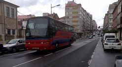 La Estradense cubre la l�nea de transporte entre A Estrada y Santiago, con m�ltiples frecuencias diarias.