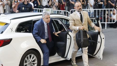 Santos Cerdn y su letrado, Benet Salellas, llegando al Tribunal Supremo el pasado junio.
