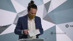 Pablo Iglesias revisa sus papeles antes del debate