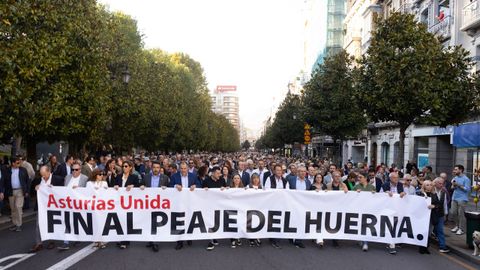Varias personas con una pancarta, durante la manifestaci�n en contra del peaje del Huerna, a 17 de octubre de 2025, en Oviedo, Principado de Asturias (Espa�a).