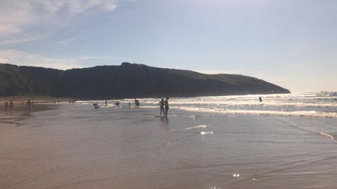 Ba�istas hoy, 30 de mayo, en la playa de Xag�