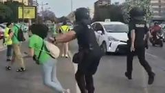 Momento del empuj�n del polic�a a la profesora en la manifestaci�n en Valencia
