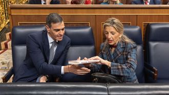 El presidente del Goberno, Pedro Sánchez y la vicepresidenta segunda y ministra de Trabajo, Yolanda Díaz, durante una sesión de control, Congreso de los Diputados.