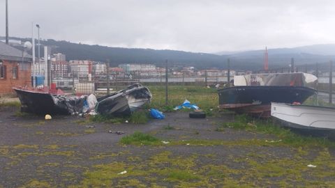 Embarcaciones quemadas en el muelle comercial de Ribeira