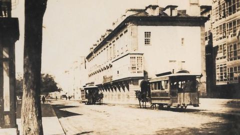 Un dos primeiros tranvías da Coruña, tirado por mulas, ao seu paso pola avenida da Marina en 1909. Fotografía cedida pola Compañía de Tranvías