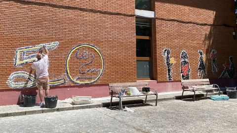 Un mural conmemora el 50 aniversario del IES Martaguisela