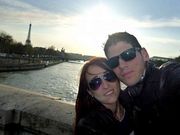 Sabina y Eloy junto al Sena y, al fondo, el gran s�mbolo de Par�s.