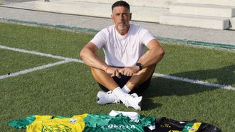 Julio C&eacute;sar Castro loce as camisetas do R&iacute;o Ouro e outra do Burela sobre o c&eacute;spede de O &Aacute;rbol.