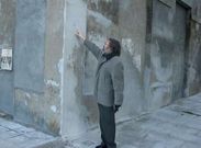 Imagen de archivo en la que el edil nacionalista Bieito Gonz�lez se�ala la zona de la fachada donde se cubri� el distintivo.