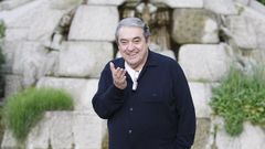 ALBERTO CORTEZ EN EL MONUMENTO DE CURROS ENRIQUEZ EN A CORU�A 