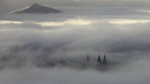 Vistas del Pico Sacro con la Catedral entre la niebla.