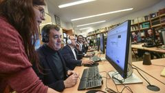 El conselleiro de Educaci�n, Rom�n Rodr�guez; el rector de la USC, Antonio L�pez y el alcalde sonense Luis Oujo comprobaron el funcionamiento de esta aplicaci�n.