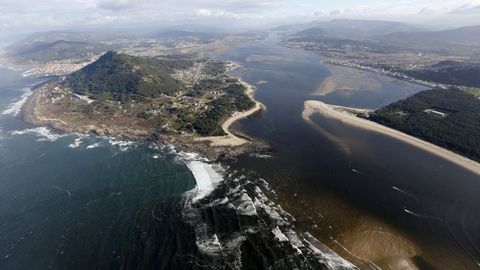 Vista a�rea de A Guarda, donde han cerrado una playa al ba�o
