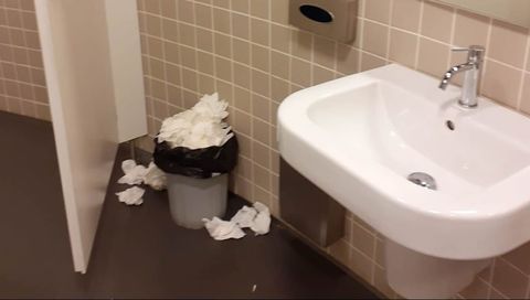 Imagen de un ba�o del consistorio de Lal�n ayer por la ma�ana