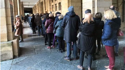 Largas colas en Laboral para acceder al homenaje a Areces