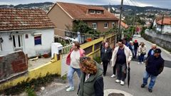 Vecinos de Cabral frente a la vivienda en la que se ha establecido un narcopiso.
