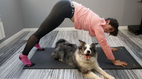 Patricia Guerrero, haciendo posturas en una sesin de doga