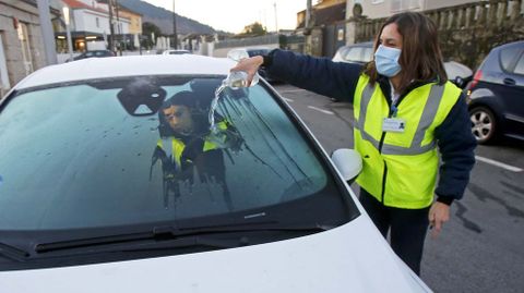 Reportaje con el equipo de soporte de atencin domiciliaria con base en Arcade. Las enfermeras Sonia Garca y Blanca Luaces salen del centro de salud de Arcade para hacer su primera visita en una aldea de A Lama. Pero antes hay que sacar el hielo del parbrisas del coche