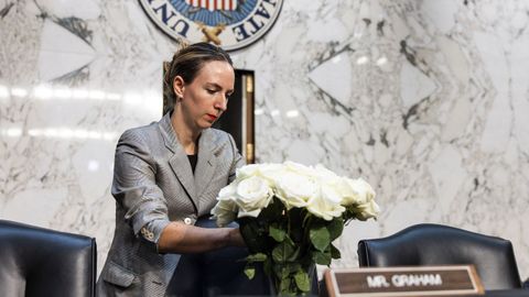 Una funcionaria deja flores en el esca&ntilde;o de Graham.
