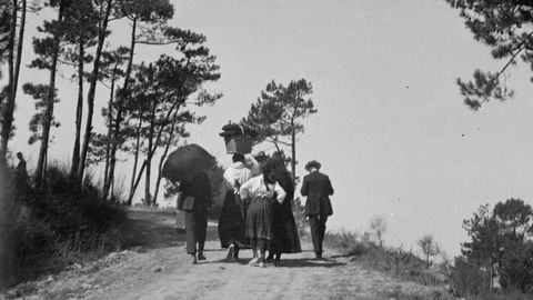 Detalle de una imagen tomada en A Guarda en 1924 de los romeros subiendo camino del monte de Santa Tegra.