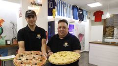 lex Glez, copropietario de La Fugazzeta, junto a su empleado en la pizzera argentina de la Ra Nova de Abaixo 16. El local, de 125 metros cuadrados, dispone de mesas contra la pared para comer parado, al estilo argentino, explican sus dueos, y est abierto de martes a sbado de 12 a 00.00 horas y domingos a partir de las 19.00.