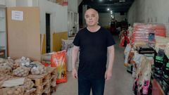 Manuel en una de las secciones en las que est� dividido su almac�n