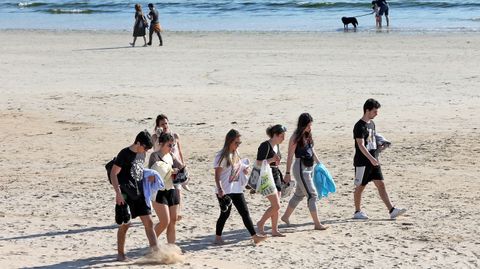 Algunos j�venes aprovecharon para acercarse al arenal de playa Am�rica (Panx�n)