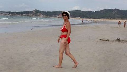 Mari Carmen Dur�n aprovecha sus visitas a la playa grovense para hacer deporte y darse unos ba�os; siempre impares.